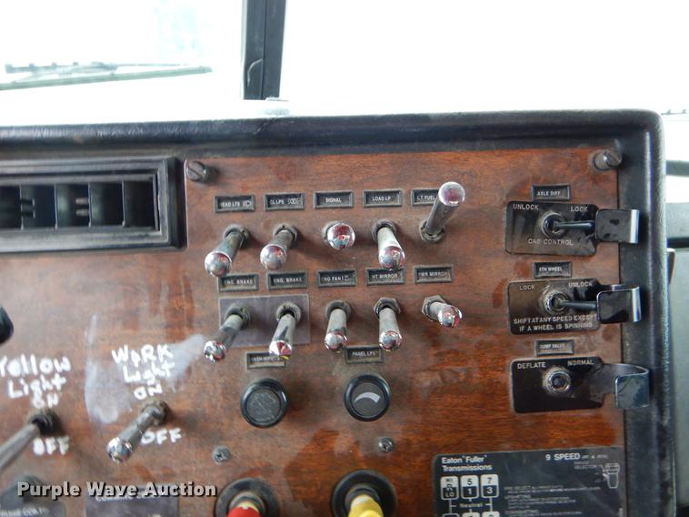 image for item EJ9925 1994 Peterbilt 377 wrecker truck