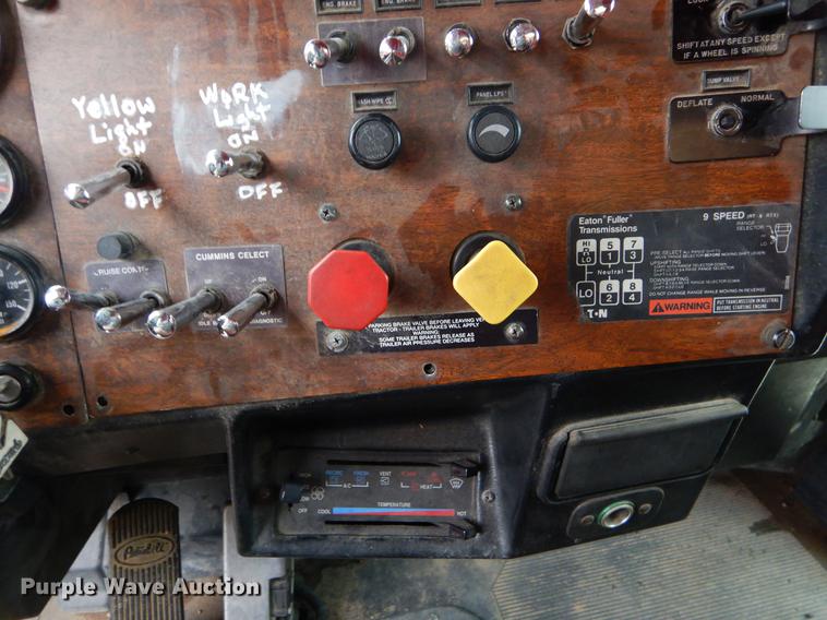 image for item EJ9925 1994 Peterbilt 377 wrecker truck