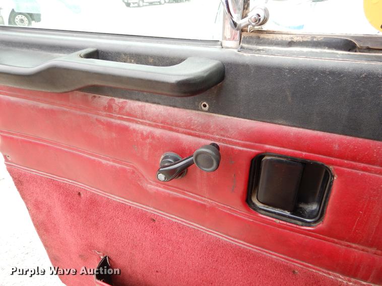 image for item EJ9925 1994 Peterbilt 377 wrecker truck