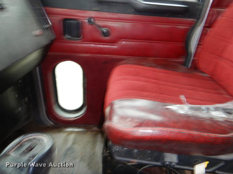 image for item EJ9925 1994 Peterbilt 377 wrecker truck