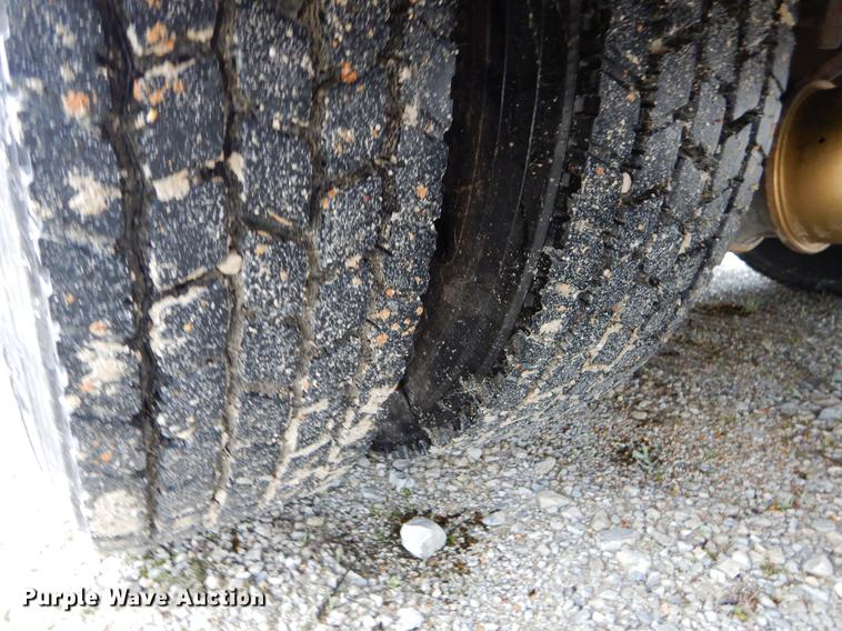 image for item EJ9925 1994 Peterbilt 377 wrecker truck