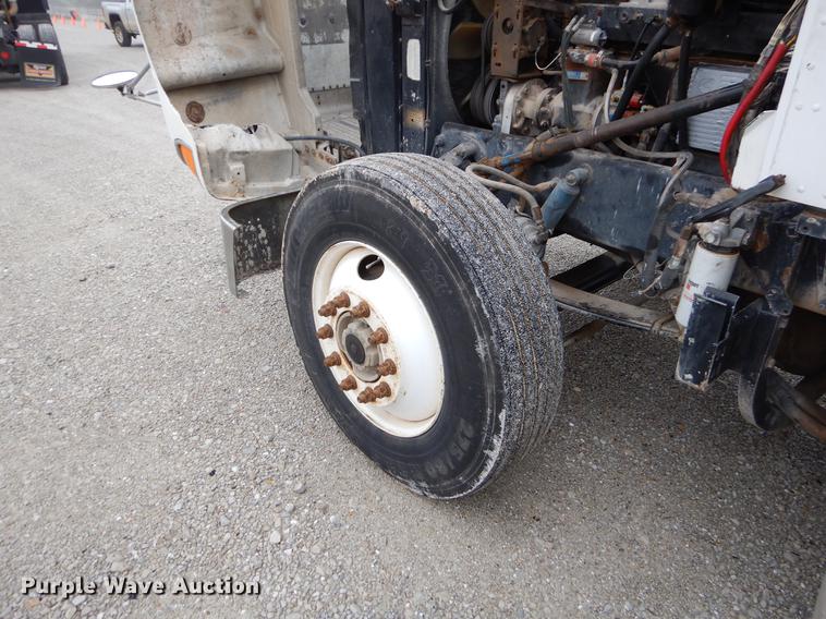 image for item EJ9925 1994 Peterbilt 377 wrecker truck