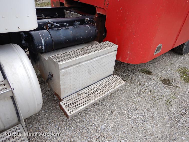 image for item EJ9925 1994 Peterbilt 377 wrecker truck