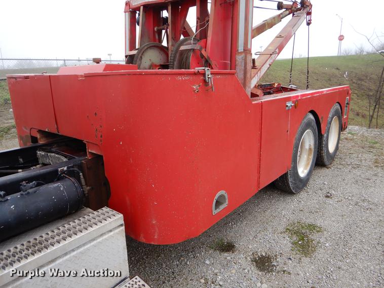 image for item EJ9925 1994 Peterbilt 377 wrecker truck