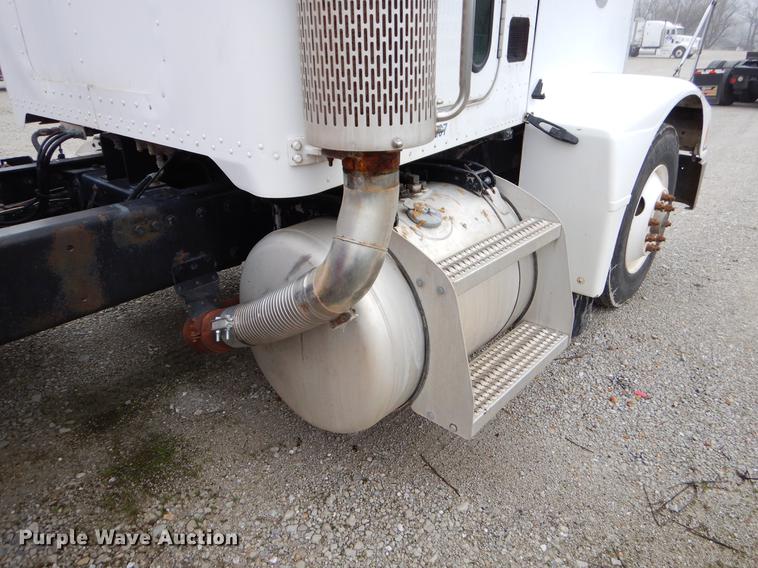 image for item EJ9925 1994 Peterbilt 377 wrecker truck