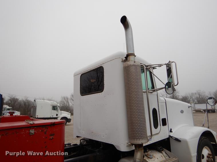 image for item EJ9925 1994 Peterbilt 377 wrecker truck