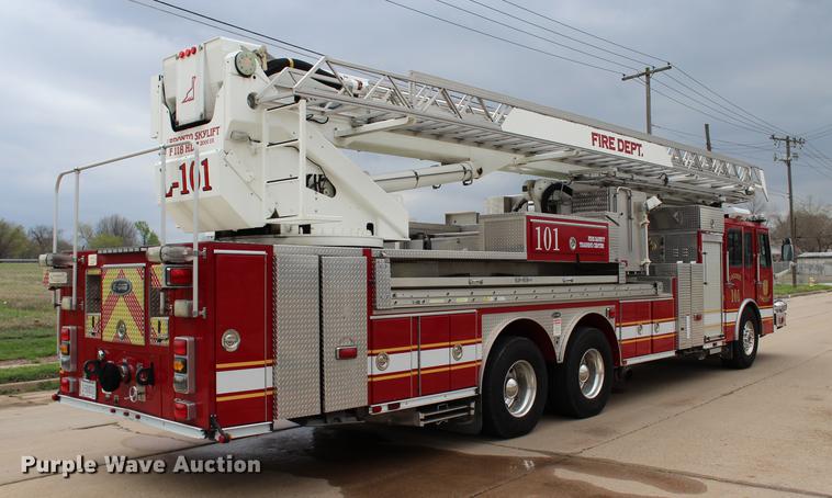 image for item BE9371 2000 E-one Cyclone II ladder fire truck