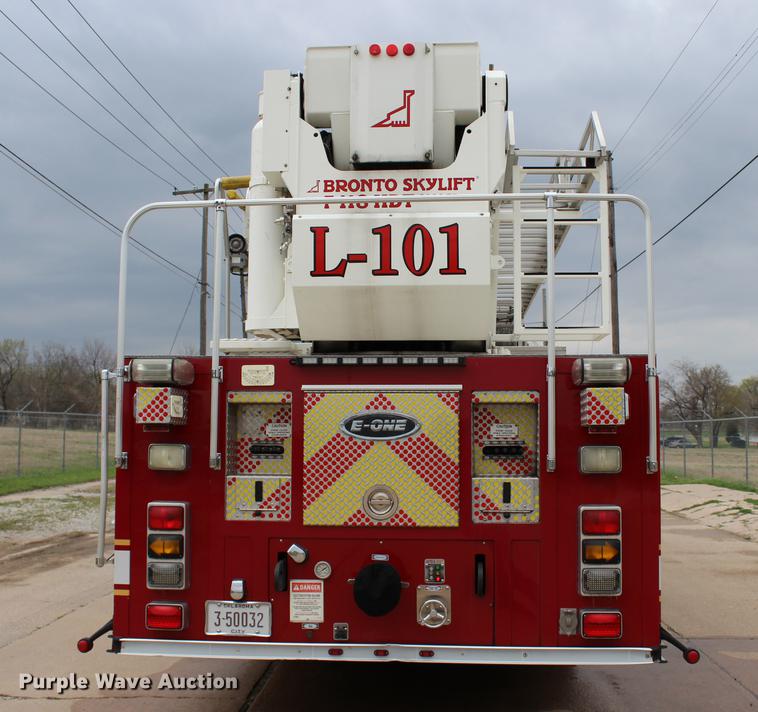 image for item BE9371 2000 E-one Cyclone II ladder fire truck
