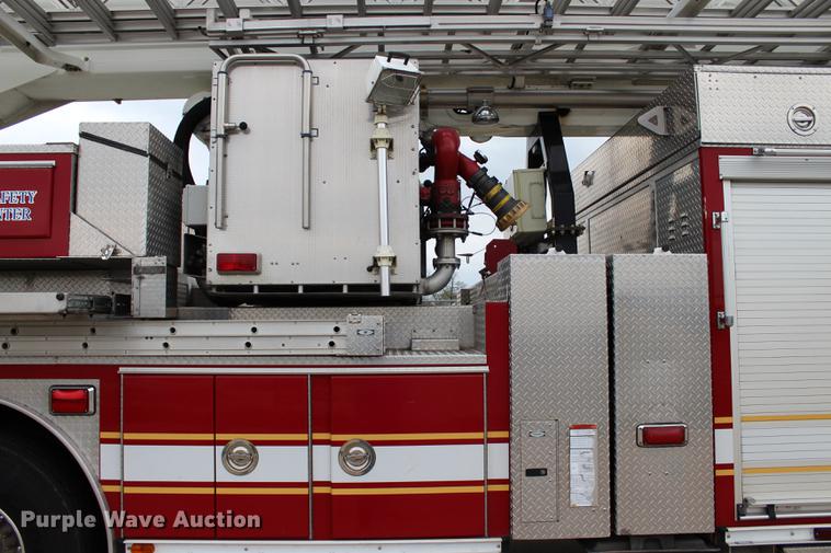 image for item BE9371 2000 E-one Cyclone II ladder fire truck