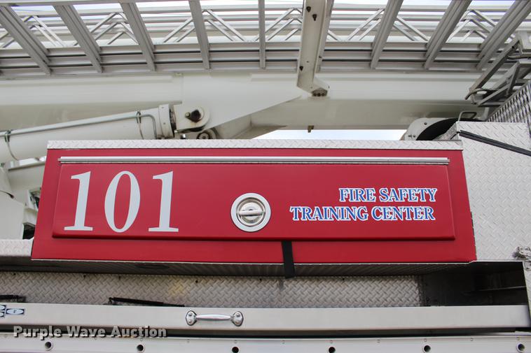 image for item BE9371 2000 E-one Cyclone II ladder fire truck