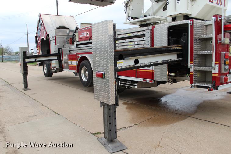 image for item BE9371 2000 E-one Cyclone II ladder fire truck