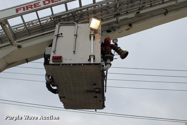image for item BE9371 2000 E-one Cyclone II ladder fire truck