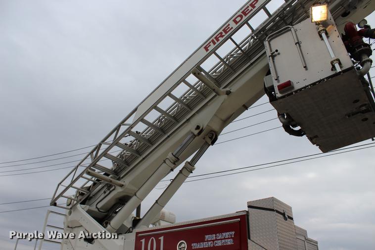 image for item BE9371 2000 E-one Cyclone II ladder fire truck