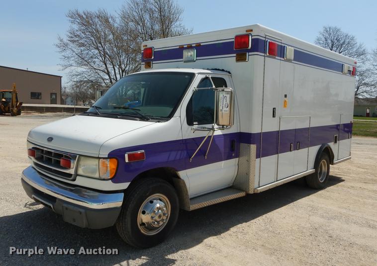 image for item DC0437 2002 Ford Econoline E450 Super Duty ambulance