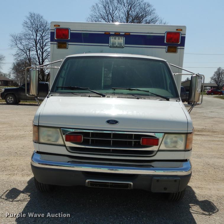 image for item DC0437 2002 Ford Econoline E450 Super Duty ambulance
