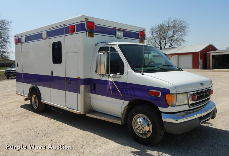 image for item DC0437 2002 Ford Econoline E450 Super Duty ambulance