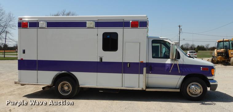 image for item DC0437 2002 Ford Econoline E450 Super Duty ambulance