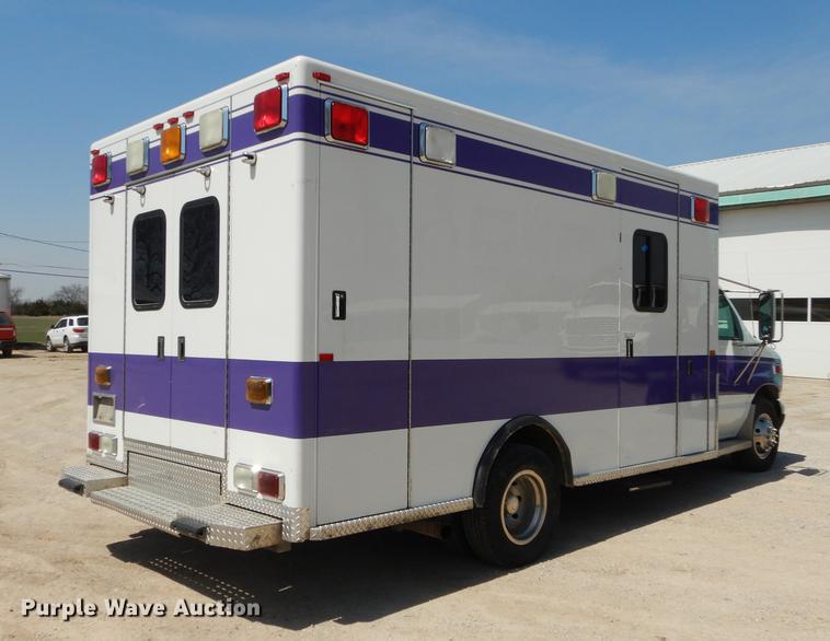 image for item DC0437 2002 Ford Econoline E450 Super Duty ambulance