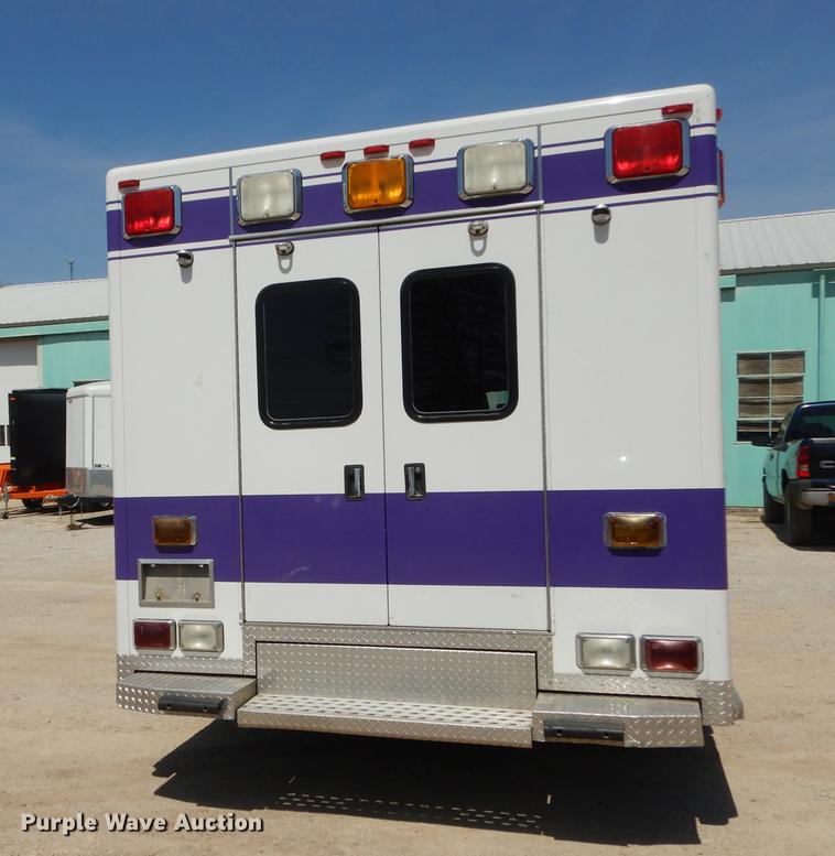image for item DC0437 2002 Ford Econoline E450 Super Duty ambulance