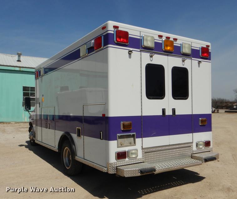 image for item DC0437 2002 Ford Econoline E450 Super Duty ambulance