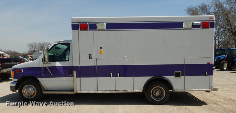 image for item DC0437 2002 Ford Econoline E450 Super Duty ambulance