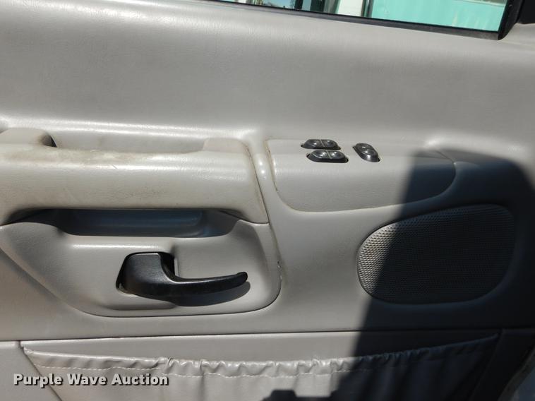 image for item DC0437 2002 Ford Econoline E450 Super Duty ambulance