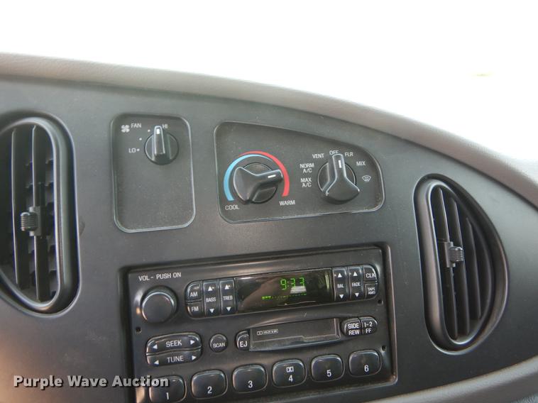 image for item DC0437 2002 Ford Econoline E450 Super Duty ambulance