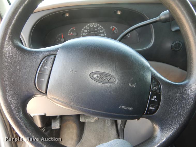 image for item DC0437 2002 Ford Econoline E450 Super Duty ambulance