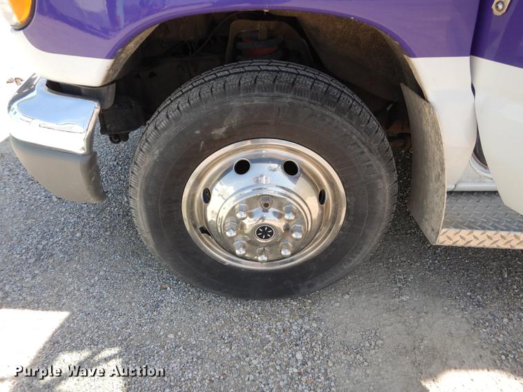 image for item DC0437 2002 Ford Econoline E450 Super Duty ambulance