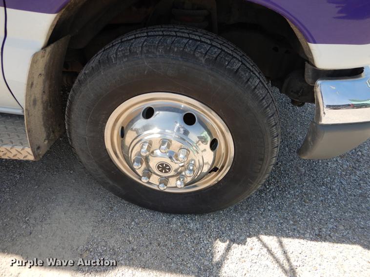 image for item DC0437 2002 Ford Econoline E450 Super Duty ambulance