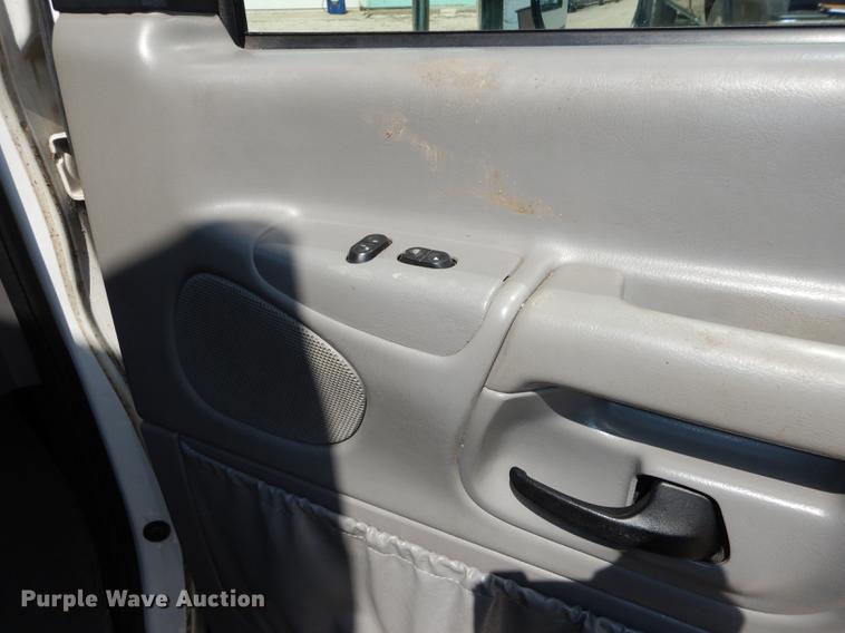 image for item DC0437 2002 Ford Econoline E450 Super Duty ambulance