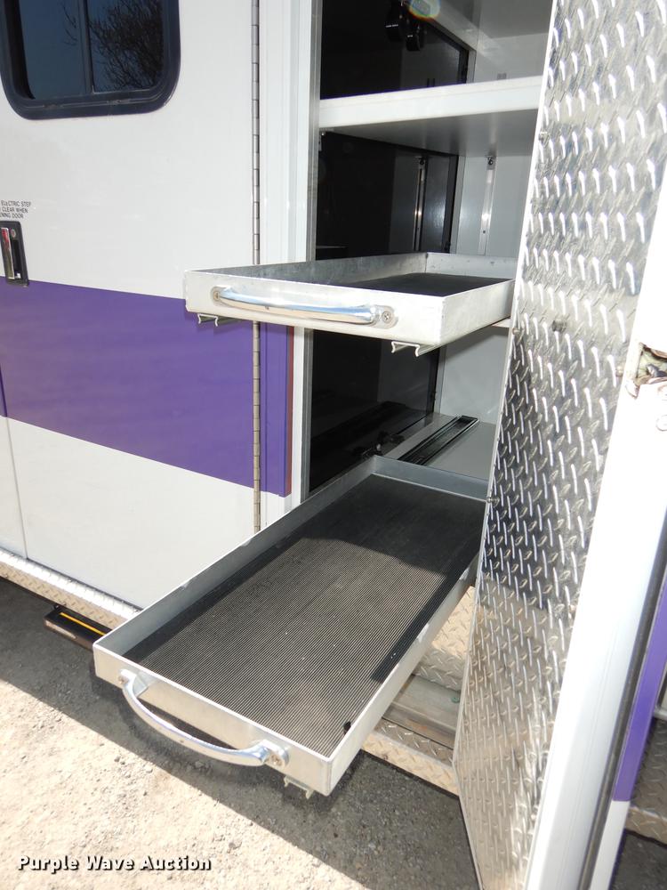 image for item DC0437 2002 Ford Econoline E450 Super Duty ambulance