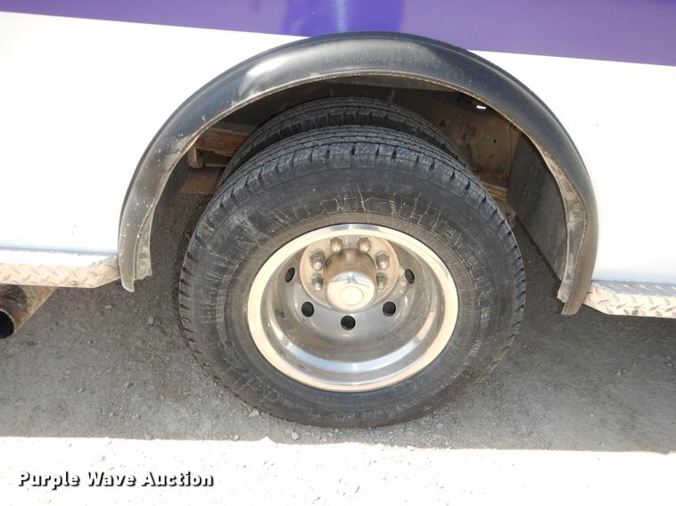 image for item DC0437 2002 Ford Econoline E450 Super Duty ambulance