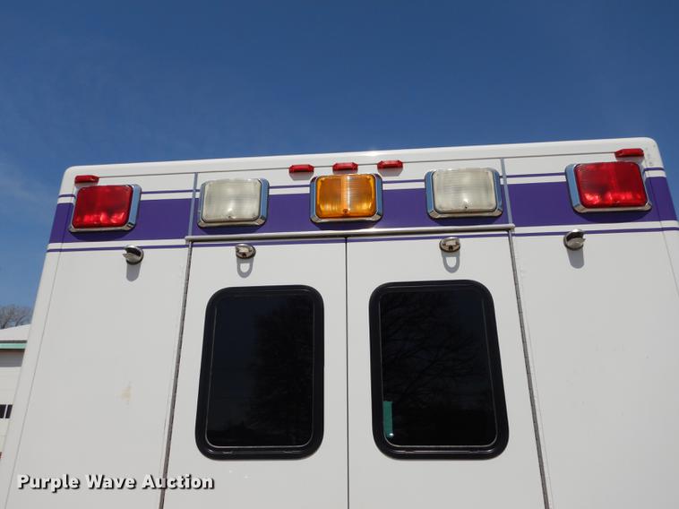 image for item DC0437 2002 Ford Econoline E450 Super Duty ambulance