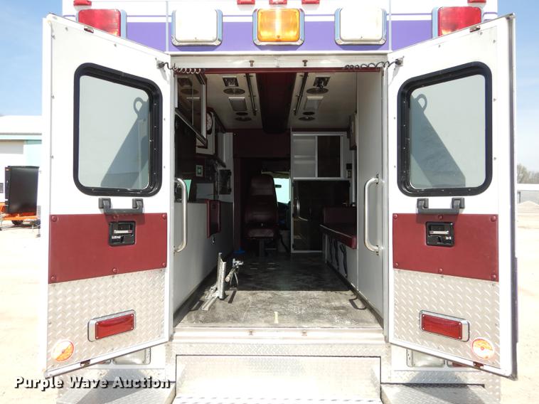 image for item DC0437 2002 Ford Econoline E450 Super Duty ambulance