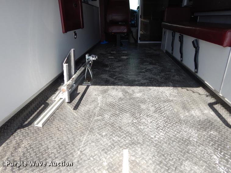 image for item DC0437 2002 Ford Econoline E450 Super Duty ambulance