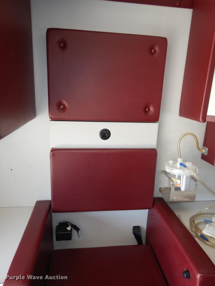 image for item DC0437 2002 Ford Econoline E450 Super Duty ambulance