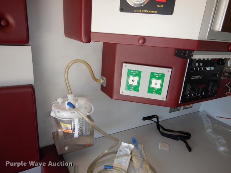 image for item DC0437 2002 Ford Econoline E450 Super Duty ambulance