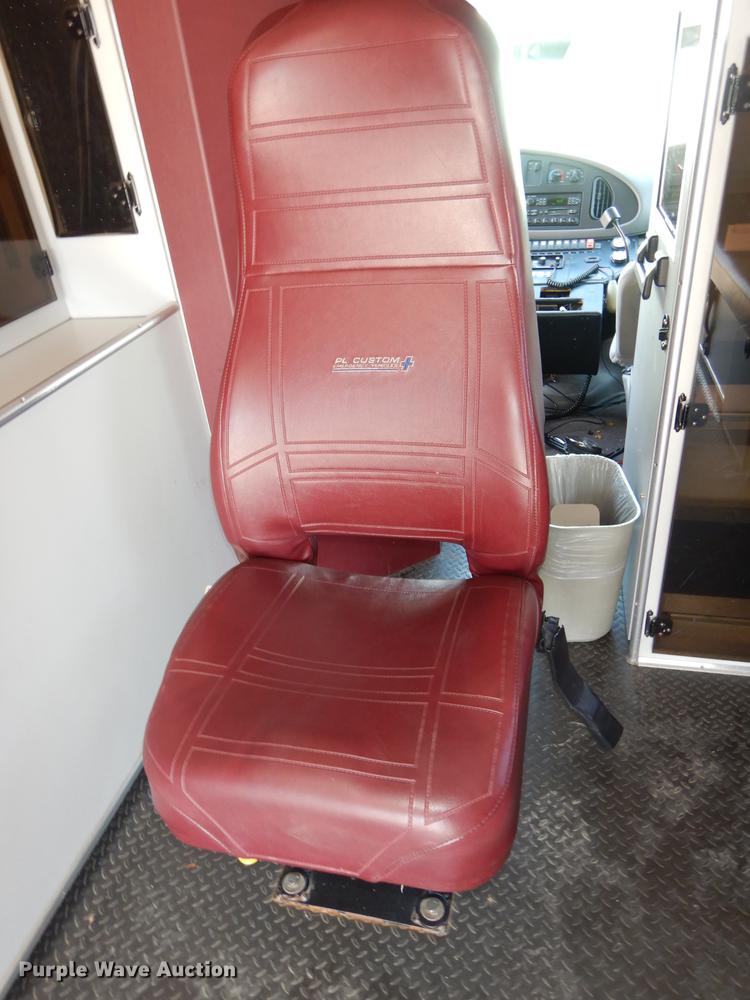 image for item DC0437 2002 Ford Econoline E450 Super Duty ambulance