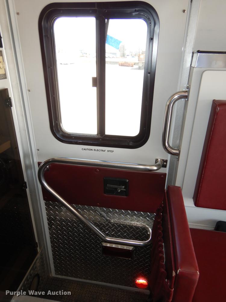 image for item DC0437 2002 Ford Econoline E450 Super Duty ambulance