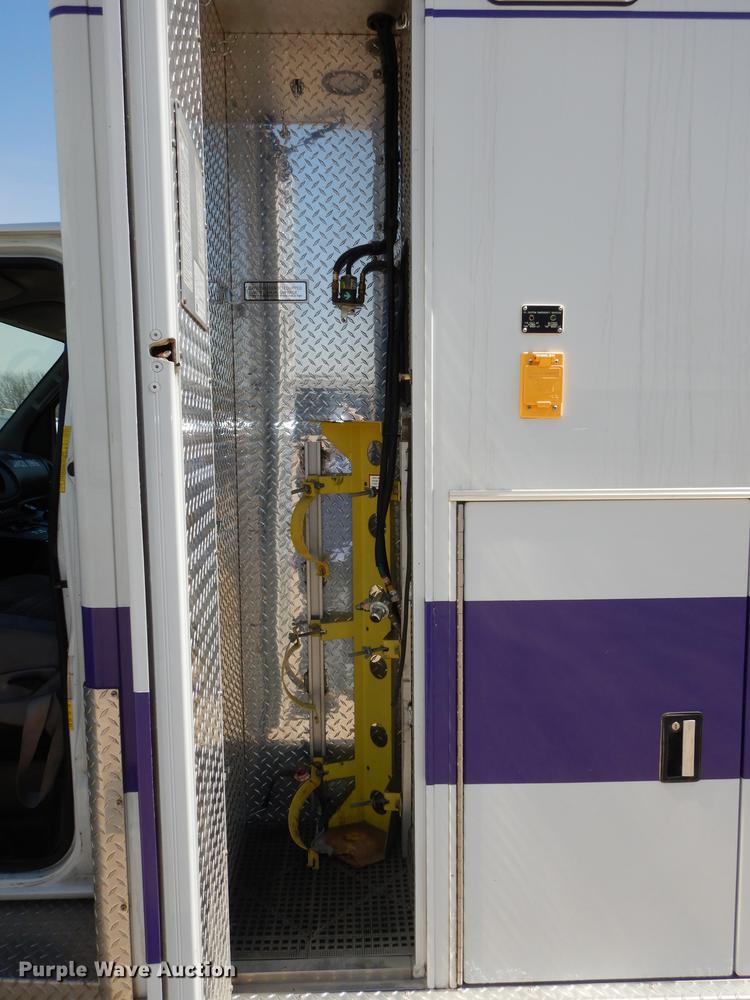 image for item DC0437 2002 Ford Econoline E450 Super Duty ambulance