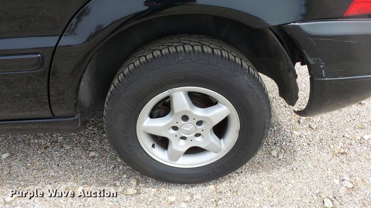 image for item DC3067 1999 Mercedes Benz ML320 SUV