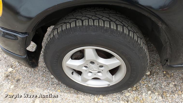 image for item DC3067 1999 Mercedes Benz ML320 SUV