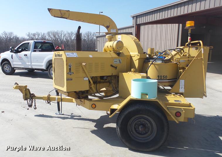 image for item DC3070 1993 Vermeer BC1250 wood chipper