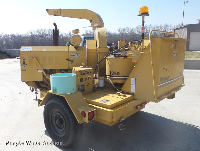 image for item DC3070 1993 Vermeer BC1250 wood chipper