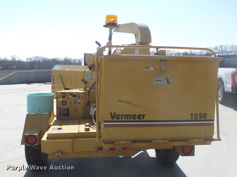 image for item DC3070 1993 Vermeer BC1250 wood chipper