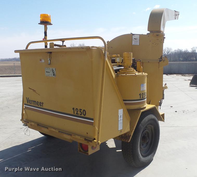 image for item DC3070 1993 Vermeer BC1250 wood chipper
