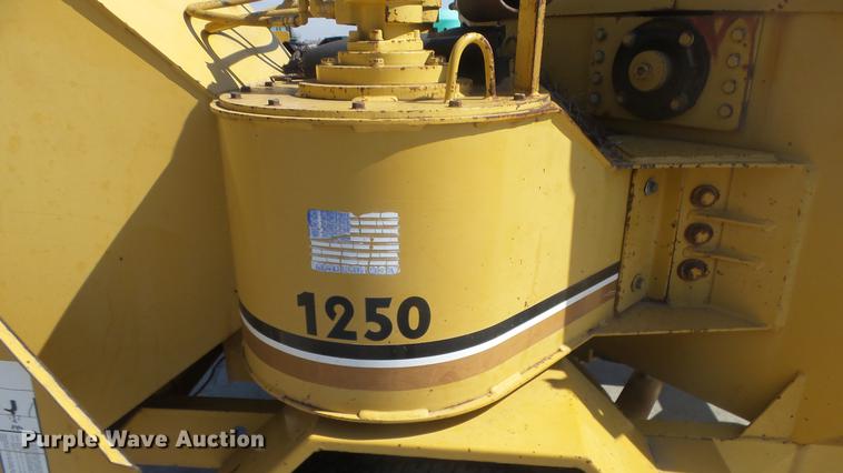 image for item DC3070 1993 Vermeer BC1250 wood chipper