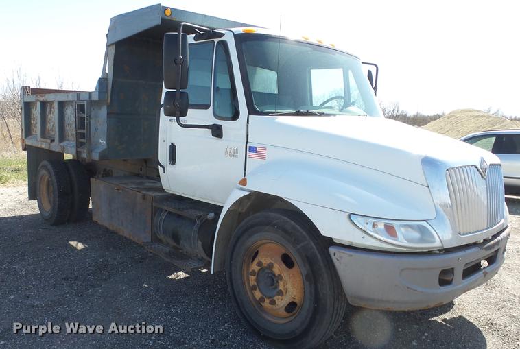 image for item DC3102 2005 International 4200 dump truck