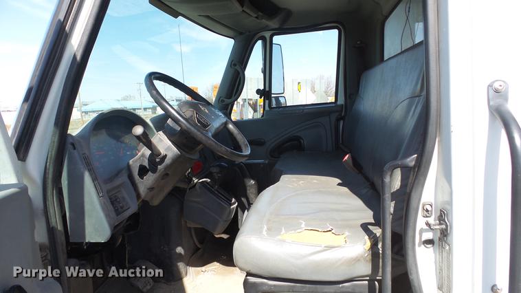 image for item DC3102 2005 International 4200 dump truck